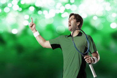 Tenisçi yeşil gömlek.