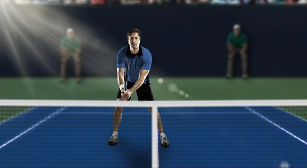 블루 셔츠와 함께 테니스 선수. — 스톡 사진