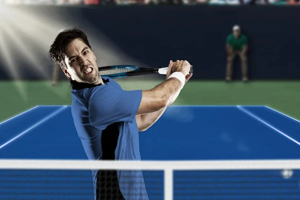 Giocatore di tennis con camicia blu . — Foto Stock