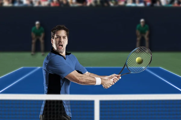 Jugador de tenis con camisa azul . —  Fotos de Stock