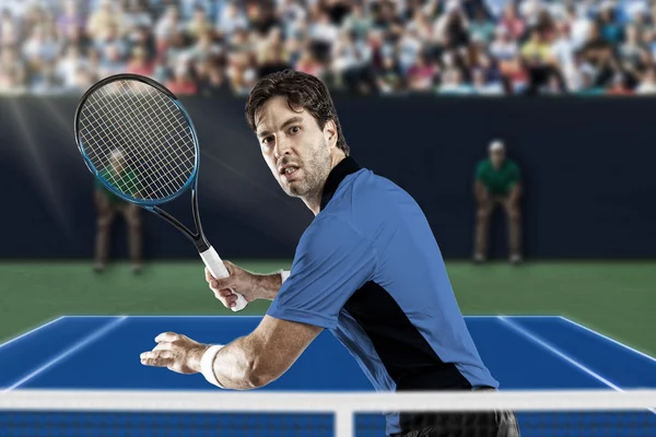 网球运动员穿一件蓝色的衬衫. — 图库照片