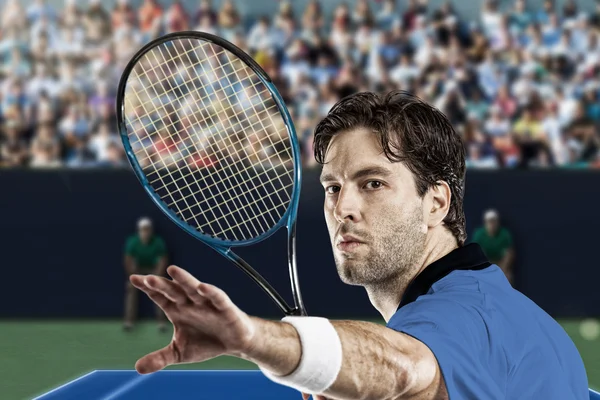 Giocatore di tennis con camicia blu . — Foto Stock