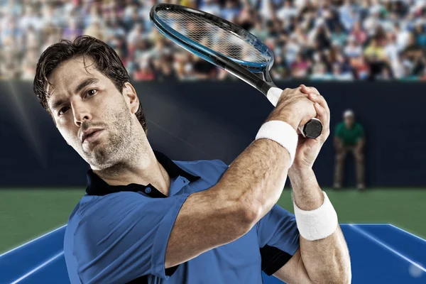 Giocatore di tennis con camicia blu . — Foto Stock