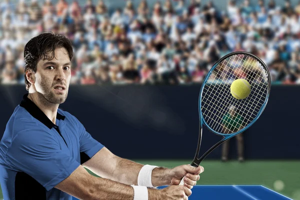 Giocatore di tennis con camicia blu . — Foto Stock