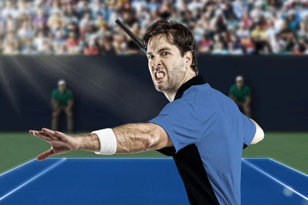 Giocatore di tennis con camicia blu . — Foto Stock