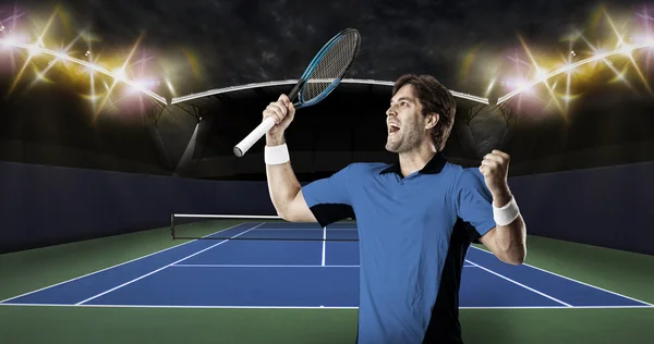 Jugador de tenis con camisa azul . — Foto de Stock