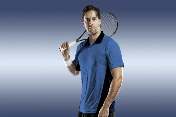 Mavi bir gömlek ile tenis oyuncusu. — Stok fotoğraf
