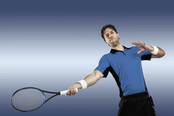 Joueur de tennis avec une chemise bleue . — Photo