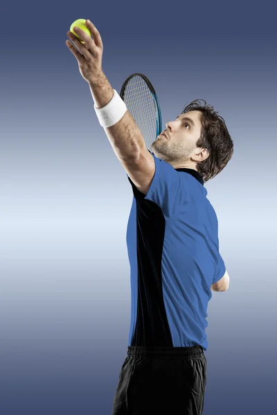 Jogador de tênis com uma camisa azul . — Fotografia de Stock