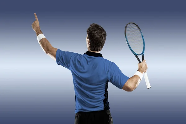 Jogador de tênis com uma camisa azul . — Fotografia de Stock