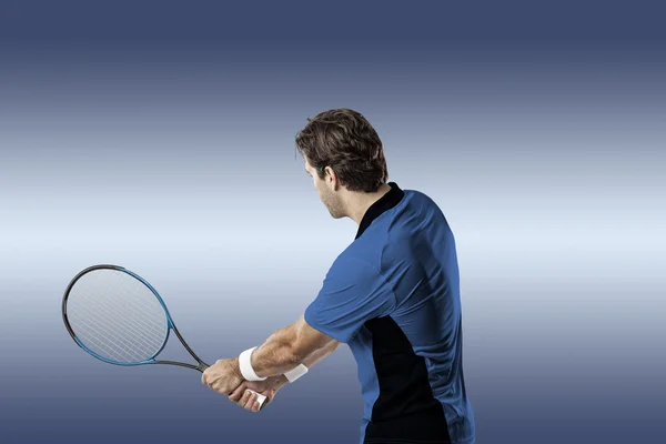 Joueur de tennis avec une chemise bleue . — Photo