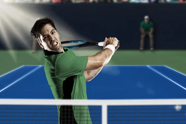 Giocatore di tennis con camicia verde . — Foto Stock