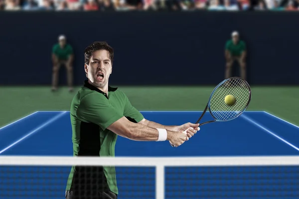 Giocatore di tennis con camicia verde . — Foto Stock