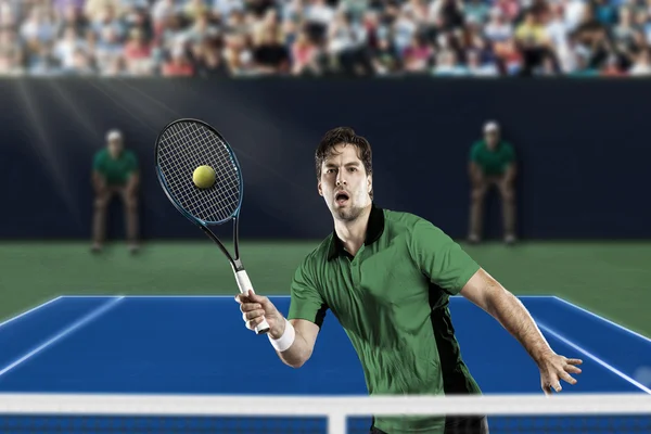 Giocatore di tennis con camicia verde . — Foto Stock