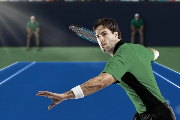 Giocatore di tennis con camicia verde . — Foto Stock