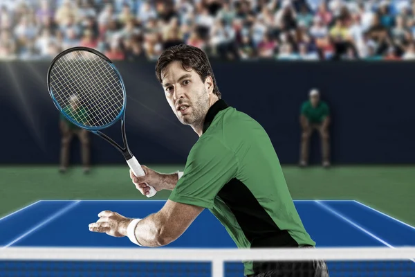 Teniszező, a zöld pólót. — Stock Fotó