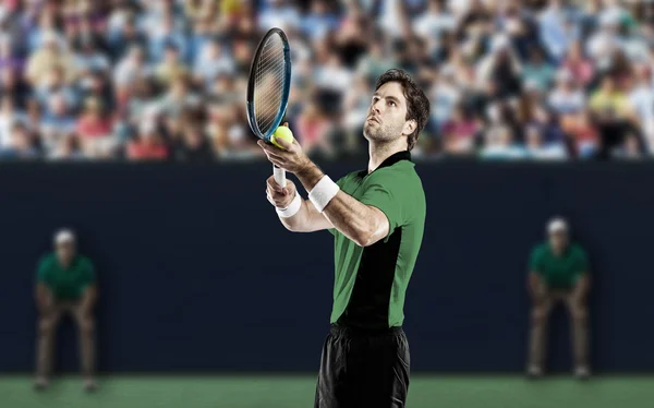 Giocatore di tennis con camicia verde . — Foto Stock