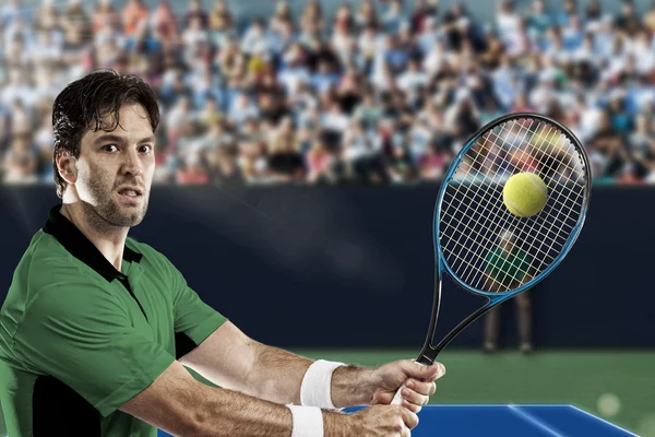 Giocatore di tennis con camicia verde . — Foto Stock