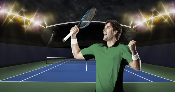 网球运动员穿一件绿色的衬衫. — 图库照片