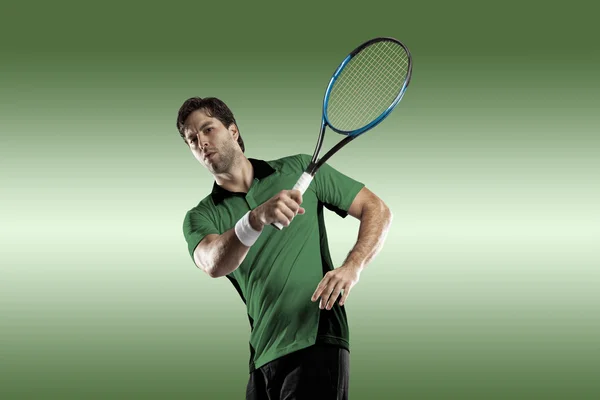 Joueur de tennis avec une chemise verte . — Photo