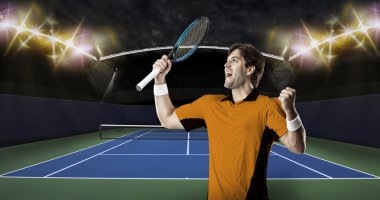 Tenisçi turuncu gömlek.