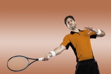 Tenisçi turuncu gömlek.