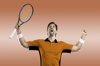 Tenisçi turuncu gömlek.