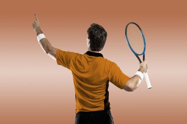 Tenisçi turuncu gömlek.