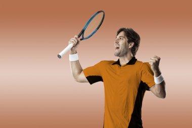 Tenisçi turuncu gömlek.