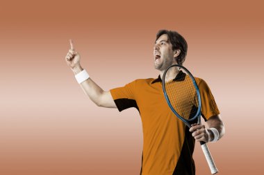 Tenisçi turuncu gömlek.