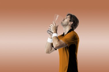 Tenisçi turuncu gömlek.