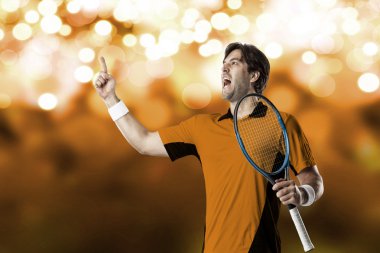 Tenisçi turuncu gömlek.