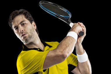 Sarı bir gömlek ile tenis oyuncusu.