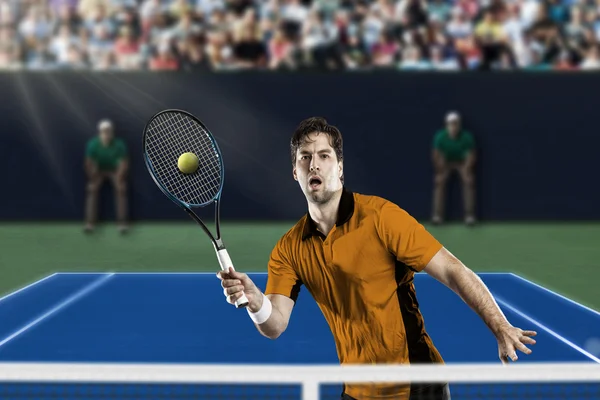 Tennisspeler met een oranje shirt. — Stockfoto