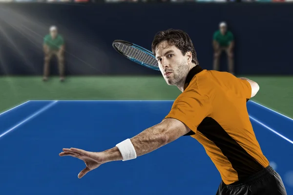 Giocatore di tennis con camicia arancione . — Foto Stock