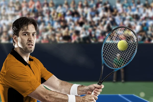 Giocatore di tennis con camicia arancione . — Foto Stock