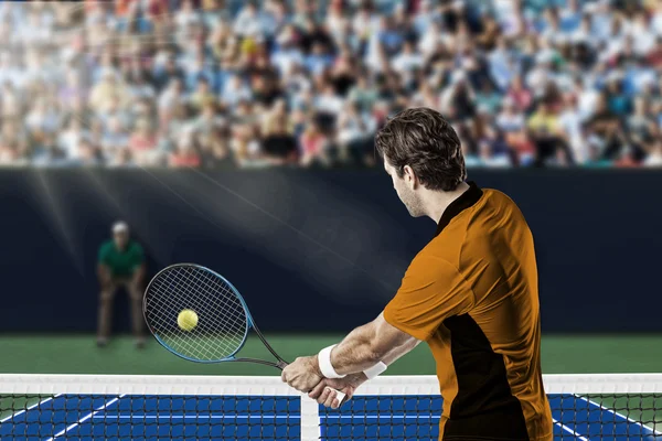Tennisspeler met een oranje shirt. — Stockfoto
