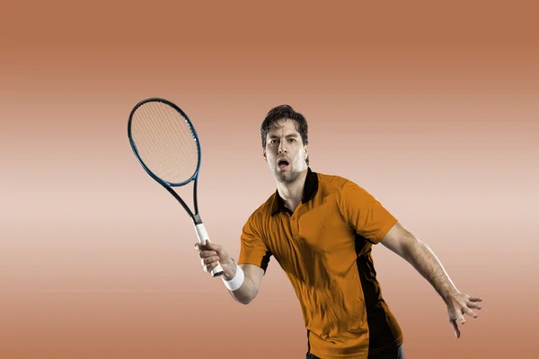 Jogador de tênis com uma camisa laranja . — Fotografia de Stock