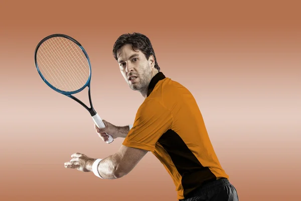 오렌지 셔츠와 함께 테니스 선수. — 스톡 사진