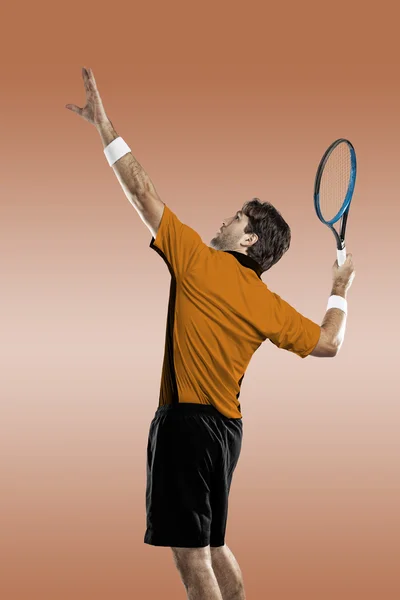 Tennisspieler mit orangefarbenem Hemd. — Stockfoto