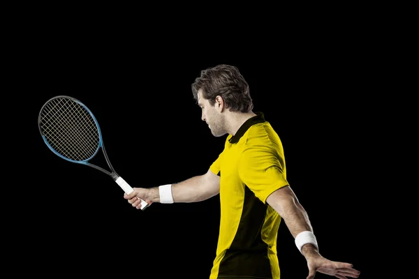 Jogador de tênis com camisa amarela . — Fotografia de Stock