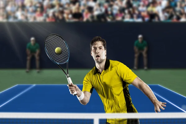 Tennisspeler met een gele overhemd. — Stockfoto