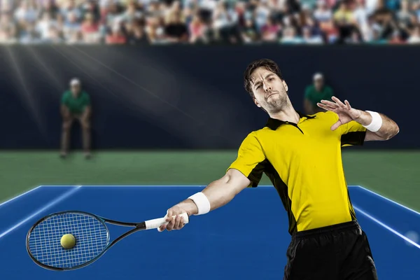 Giocatore di tennis con camicia gialla . — Foto Stock