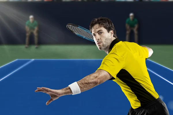 Giocatore di tennis con camicia gialla . — Foto Stock
