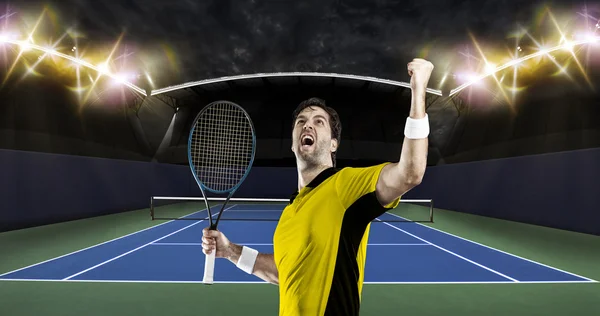 Jugador de tenis con camisa amarilla . — Foto de Stock
