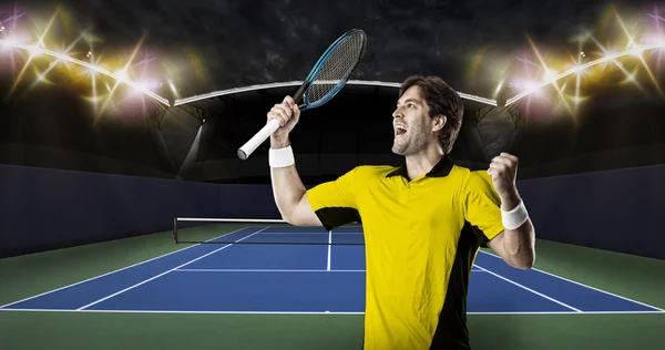 网球运动员穿一件黄色的衬衫. — 图库照片