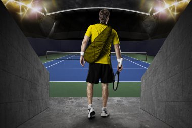 Sarı bir gömlek ile tenis oyuncusu.