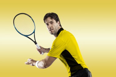 Sarı bir gömlek ile tenis oyuncusu.