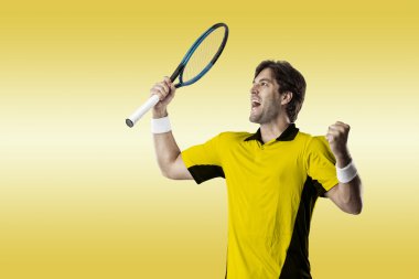 Sarı bir gömlek ile tenis oyuncusu.
