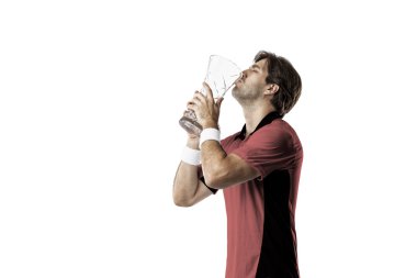 Pembe gömlek ile tenis oyuncusu.